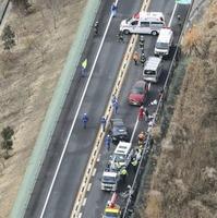 多数の車が絡む事故があった首都圏中央連絡自動車道の現場＝27日午前11時38分、千葉県木更津市（共同通信社ヘリから）