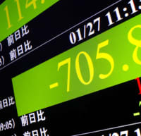 下げ幅が一時700円を超えた日経平均株価を示すモニター＝27日午前、東京・東新橋