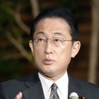 記者団の取材に応じる岸田首相＝28日午後、首相官邸
