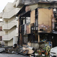 火災があった北九州市小倉北区の共同住宅＝31日午前9時2分
