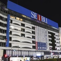 西武池袋本店＝31日夜
