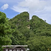 相川鶴子金銀山遺跡の「道遊の割戸（どうゆうのわりと）」＝新潟県佐渡市