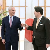会談に臨む米国のラーム・エマニュエル新駐日大使（左）と林外相＝1日午後、外務省（代表撮影）