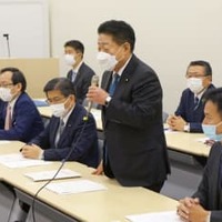 公明党の「皇室典範改正検討委員会」であいさつする北側一雄委員長＝2日午前、国会