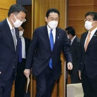 閣議に臨む岸田首相（中央）＝4日午前、首相官邸