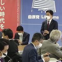 子ども政策の基本法案づくりに向けた会合で、あいさつする加藤前官房長官（右奥）＝4日、東京・永田町の自民党本部