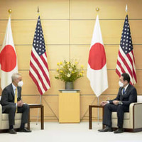 米国のラーム・エマニュエル新駐日大使（左）と会談する岸田首相＝4日午前、首相官邸