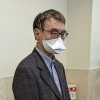 記者団の取材に応じる自民党の河野太郎広報本部長＝5日午後、新潟市