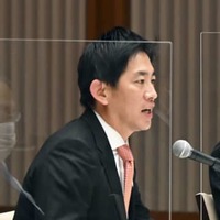 経団連の十倉雅和会長と会談する小林経済安保相＝7日午前、東京都千代田区
