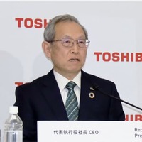 オンラインで記者会見する東芝の綱川智社長＝7日（同社提供）