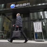 新生銀行の臨時株主総会の会場を示す看板＝8日午前、東京都中央区