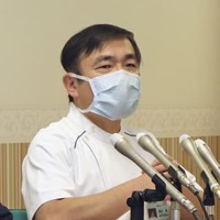 記者会見する慈恵病院の蓮田健院長＝9日午後、熊本市