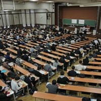 大学入学共通テストの開始を待つ受験生ら＝1月15日、東京都文京区の東大