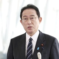 視察先の羽田空港で記者団の取材に応じる岸田首相＝12日午前（代表撮影）