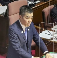 滋賀県議会本会議で、2022年度当初予算案について説明する三日月大造知事＝14日午前