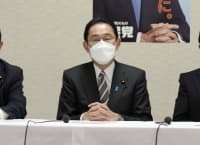 自民党役員会に臨む岸田首相（中央）＝14日午後、東京・永田町の党本部