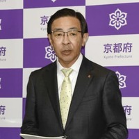 取材に応じる京都府の西脇隆俊知事＝15日午前、京都府庁