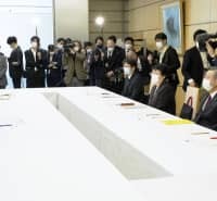 日本医師会の中川俊男会長（右端）ら医療関係者と面会する岸田首相（左端）＝17日午前、首相官邸