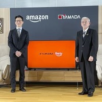 テレビの新製品を発表したヤマダホールディングスの山田昇会長兼社長（右）とアマゾンジャパンのジャスパー・チャン社長＝17日、東京都品川区