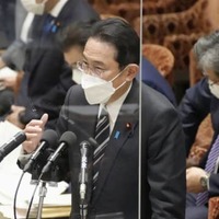 衆院予算委で答弁する岸田首相＝18日午後