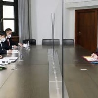 19日、英国のトラス外相（右）と会談する林外相（左端）＝ドイツ・ミュンヘン（外務省提供・共同）