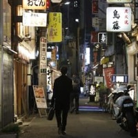 飲食店が軒を連ねる東京・新橋の繁華街