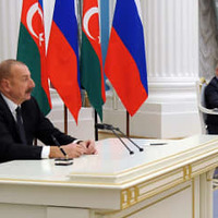 共同記者会見に臨むアゼルバイジャンのアリエフ大統領（左）とロシアのプーチン大統領＝22日、モスクワ（AP＝共同）