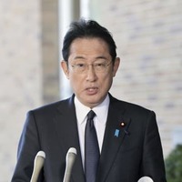 ロシアへの制裁措置を発表する岸田首相＝23日午前、首相公邸（代表撮影）