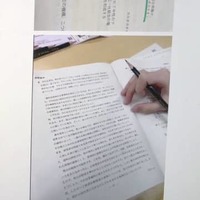 個別指導サイト上に投稿された、昨年の大学入学共通テスト世界史Bの問題文。画像には解答者の手や受験票とみられる紙も映っている（関係者提供、画像の一部を加工しています）