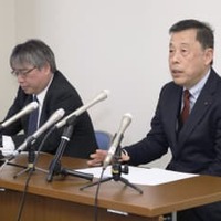 記者会見する大分県臼杵市の若林純一市議（右）＝25日午後、大分市