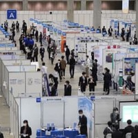 東京ビッグサイトで行われた合同会社説明会会場に並ぶ企業ブース＝1日午後、東京都江東区