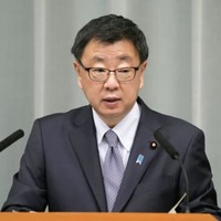 記者会見する松野官房長官＝1日午前、首相官邸