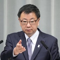 記者会見する松野官房長官＝1日午後、首相官邸