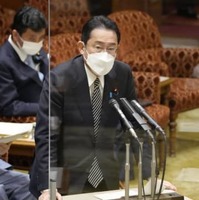 参院予算委で答弁する岸田首相＝2日午前