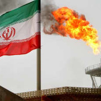 ペルシャ湾にあるイランの油田＝2005年（ロイター＝共同）