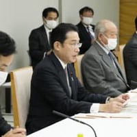 経済財政諮問会議であいさつする岸田首相（左から2人目）＝3日午後、首相官邸