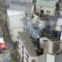 東京都品川区の住宅火災現場＝4日午前9時22分（共同通信社ヘリから）