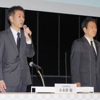 緊急記者会見の冒頭、データ不正について説明する小木曽聡社長。右は下義生会長＝4日午後、東京都港区