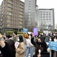 ウィシュマさんが亡くなって1年となり、東京入管前をデモ行進する大勢の人たち＝6日午後、東京都港区