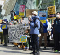 JR札幌駅前で開かれた集会で、ロシアのウクライナ侵攻に抗議する人たち＝6日午前