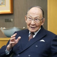 インタビューに答える日本生産性本部の茂木友三郎会長