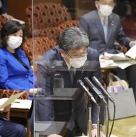 参院予算委で答弁する萩生田経産相＝10日午前