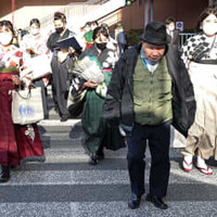 86歳の誕生日に浜松市内を歩く袴田巌さん（手前）＝10日午後