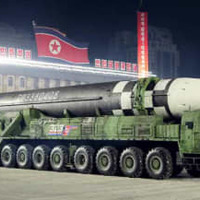 2020年10月に北朝鮮・平壌で行われた軍事パレードに登場した大陸間弾道ミサイル（コリアメディア提供・共同）