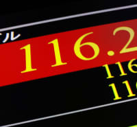 1ドル＝116円台を示すモニター＝11日午前、東京・東新橋