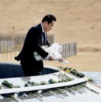 石巻南浜津波復興祈念公園を訪れ、献花する岸田首相＝12日午前、宮城県石巻市（代表撮影）