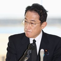 宮城県石巻市で記者団の質問に答える岸田首相＝12日午前（代表撮影）