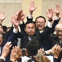 石川県知事選で初当選し、万歳する馳浩氏（中央）＝14日未明、金沢市