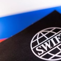 SWIFTのロゴとロシア国旗（ロイター＝共同）