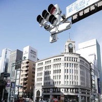 東京・銀座で軽装で行き交う人たち＝14日午後